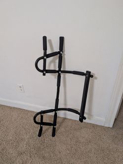 Reebok pull-up bar for doorway, like new.