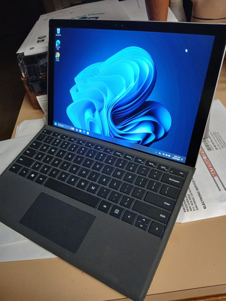 Microsoft Surface Pro 4 (i5 6300U, 8GB RAM, 256GB NVMe, Intel 520 HD Graphics)