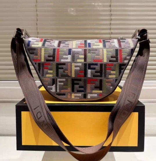 FENDI Melon Small Men's Bag! FF Embroidery Classic Eye-Catching