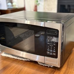 Insignia 900W Stainless Steel Microwave