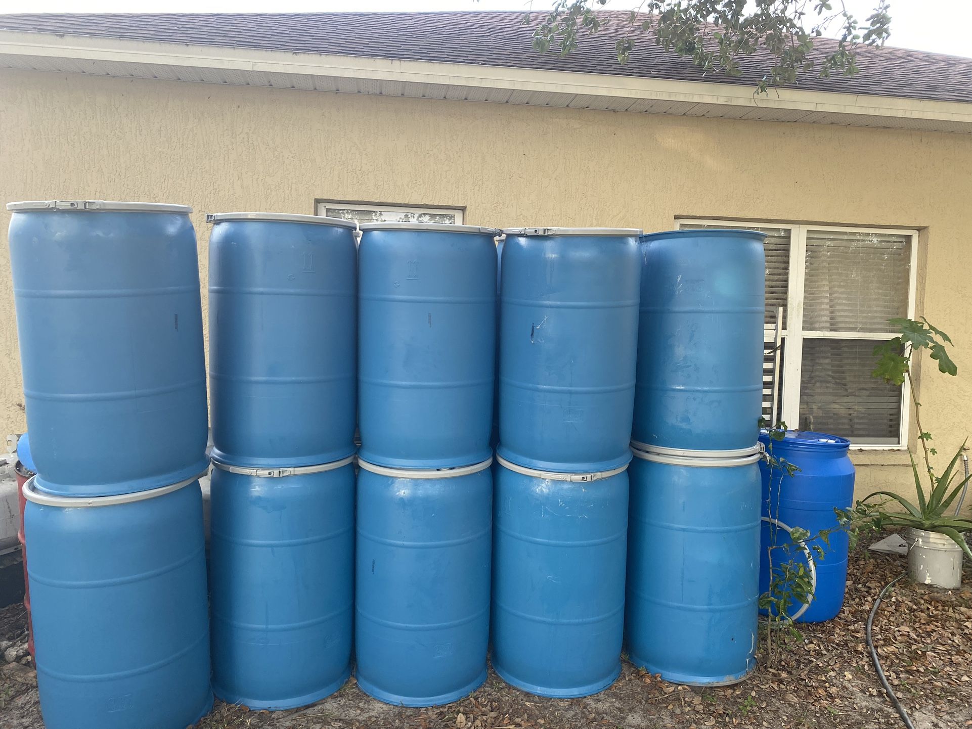 55 GALLON PLASTIC DRUM W/lid 