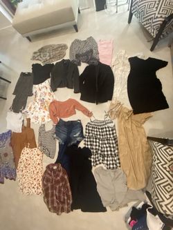 Badge Of Second Hand Clothes In Very Good Conditions. Brands: Zara, Express, Forever21, Mango.. Size Small And Medium 