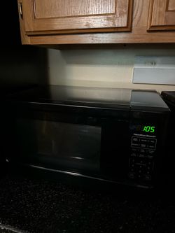 Moving Sale: Hamilton Beach 1.1 Cu. Ft. Black Microwave
