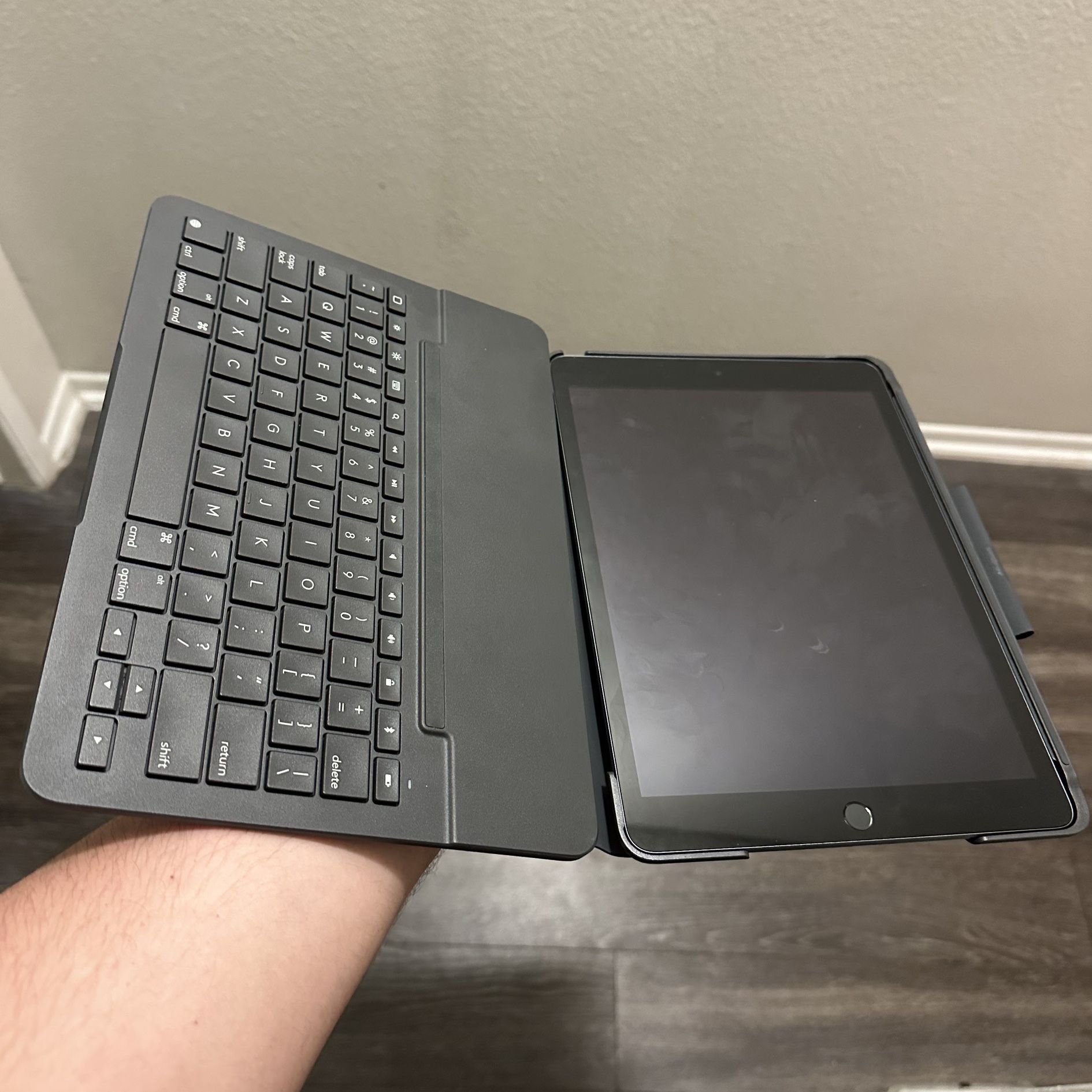 Apple iPad (9th Generation) 256 GB - 10.2 Inch w/ Logitech iPad