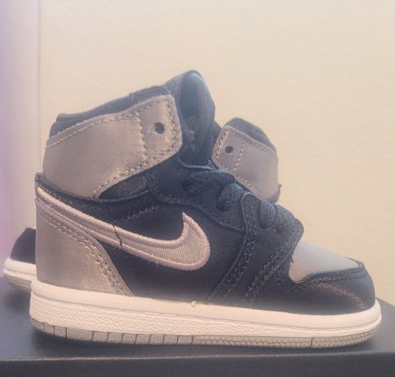 Jordan 1 Retro High OG
(TD) Satin Shadow