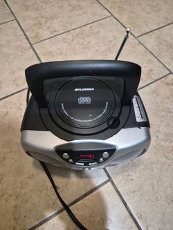 Black and gray radio 📻 with cd 💿 player make sylvania works great only $15 dolaritos