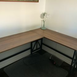 Beautiful Corner Desk and Swivel Chair! - Excellent Condition!