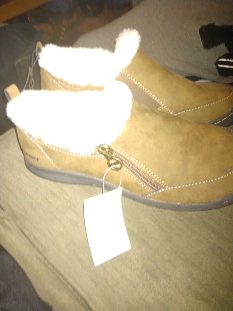 Brand New Never Worn Wemons Shoes Size 7