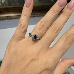 10K White Gold Beautiful Sapphire And Natural Diamonds Ring