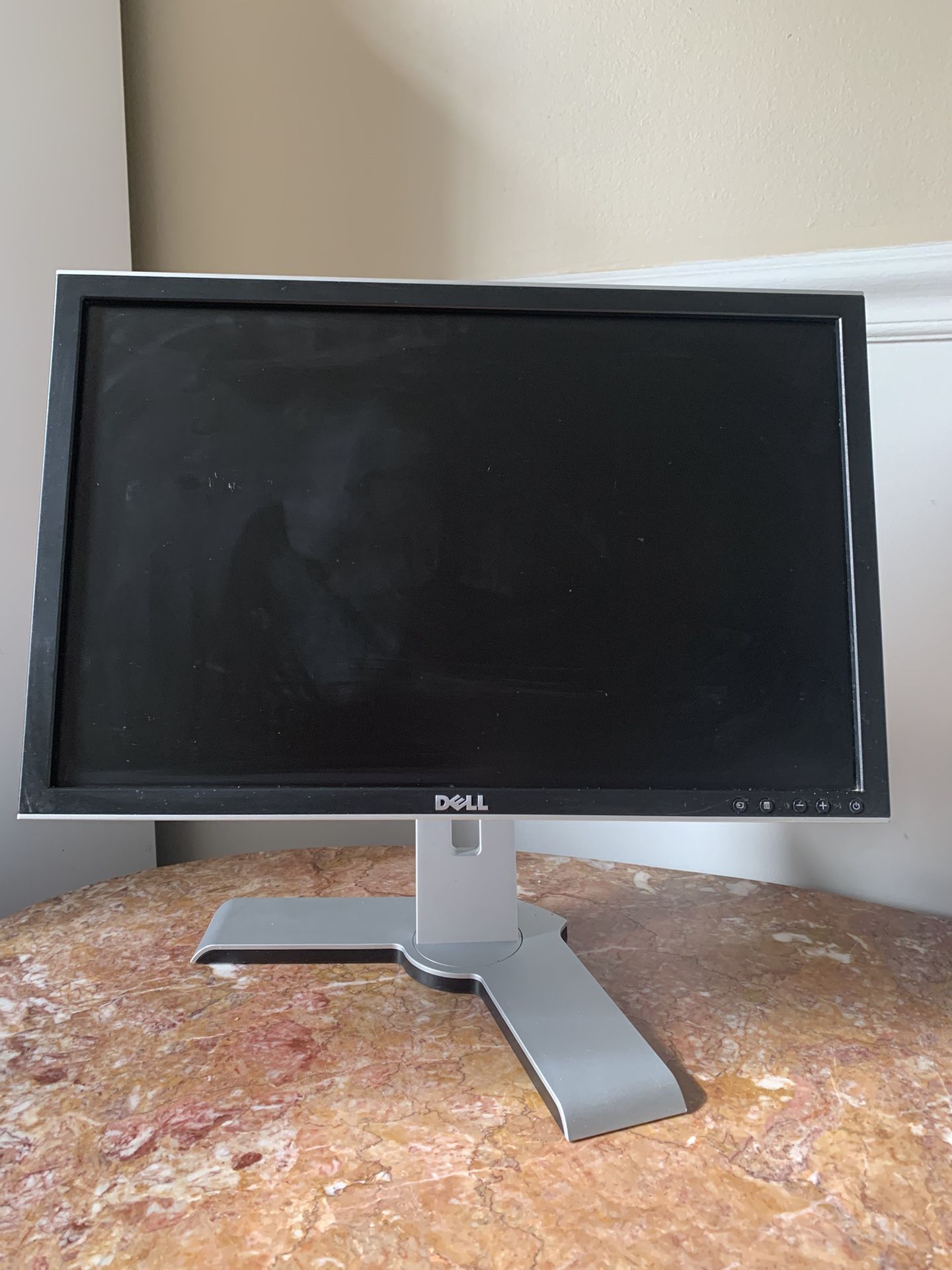 Dell 2208WFPt flat panel monitor 