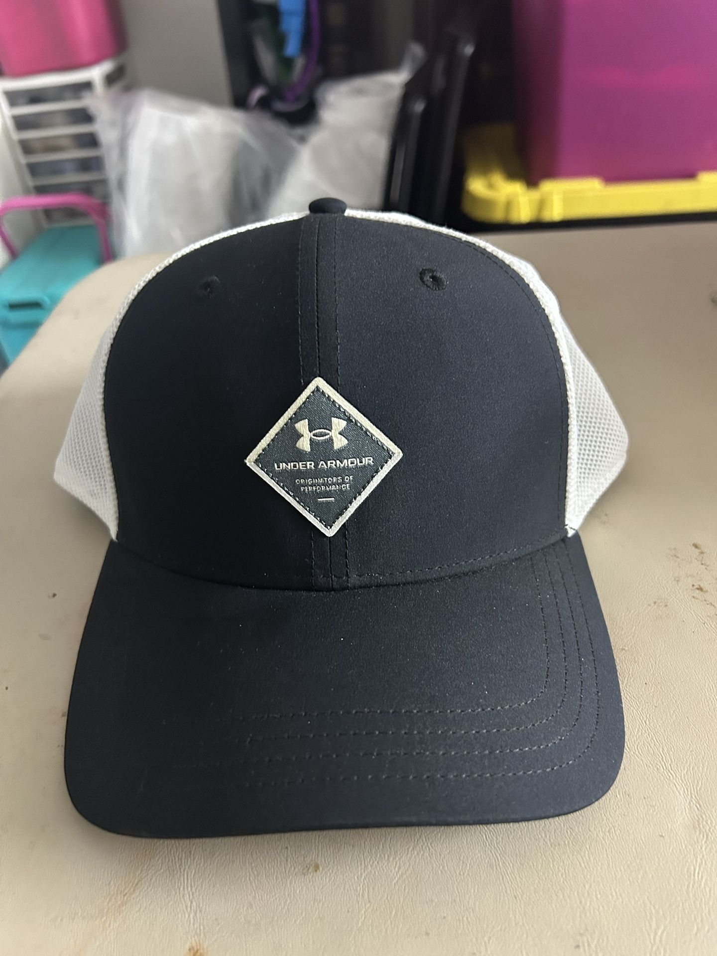 Men’s under Armour snap back hat