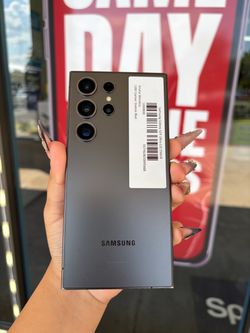 $85 to finance - Unlocked Samsung Galaxy S24 Ultra (256GB)