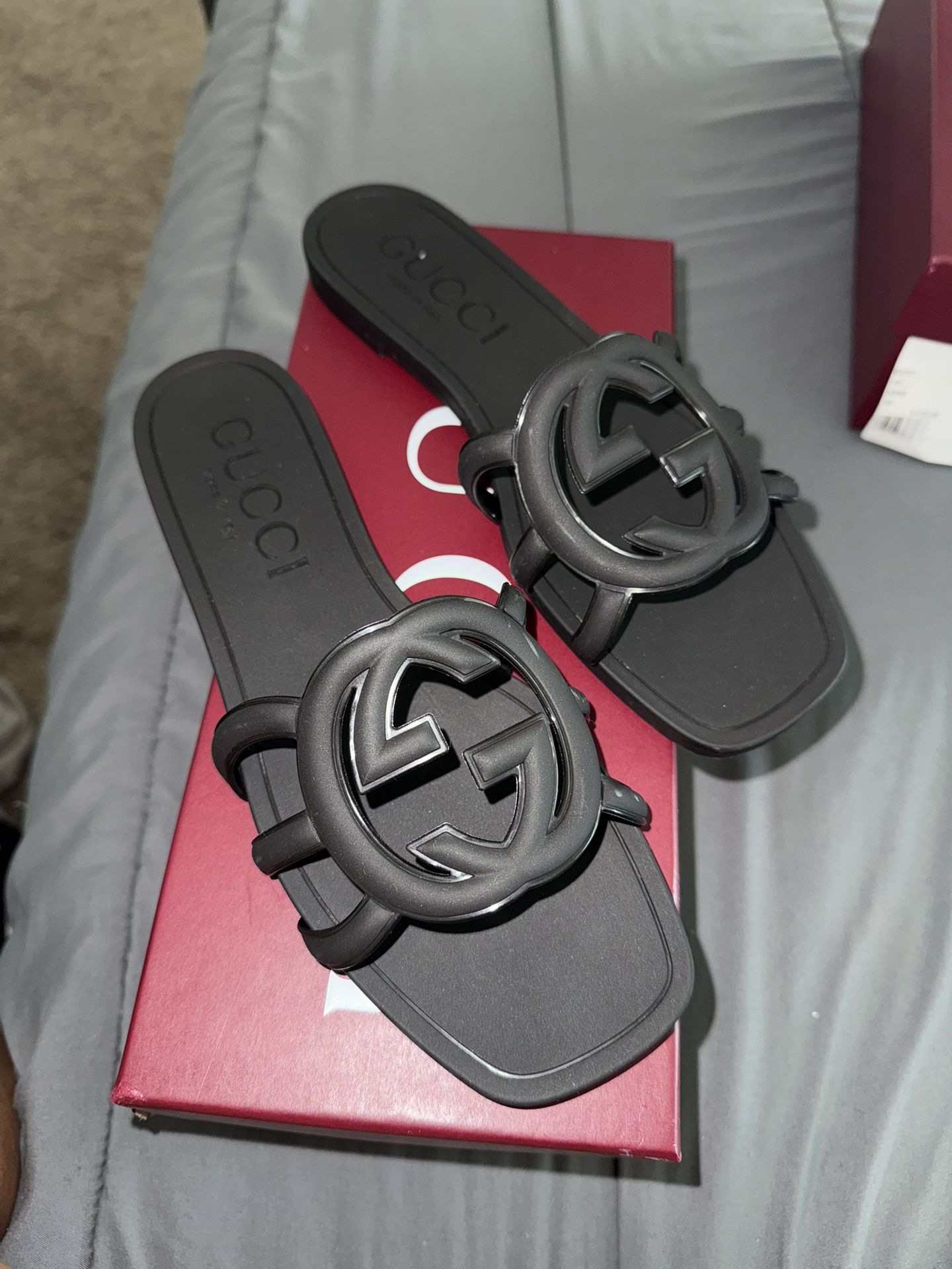 black gucci pool slides