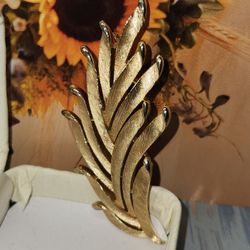 #2279,EXQUISITE CROWN TRIFARI 1960's BRANCH LEAF BROOCH, 2. 3/4"INCHES.