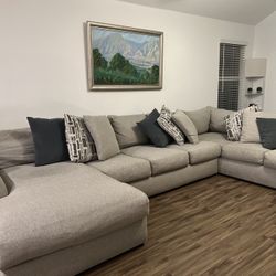 Large Modern Sectional Sofa – Excellent Condition! 