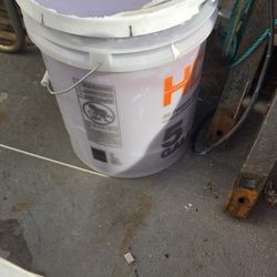 tengo una cubeta de pintura dela marca BEHR color gris claro para exterior  ceme rompio la cubeta original y la puce en esta cubeta  quiero 60 
