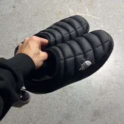 North Face Puffer Slides/slippers LIGHTLY USED