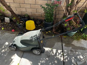 Electric lawnmower