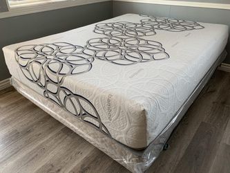 Full Size Sky Comfort Bamboo Hybrid Cooling Gel Memory Foam Mattress and Boxspring