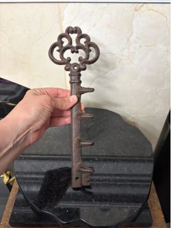 Vintage cast iron skeleton key wall hook rack 11”
