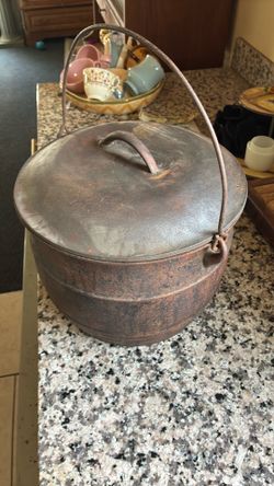 Vintage Lodge #8 Cast Iron Bean Pot