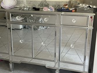 Mirrored cabinet