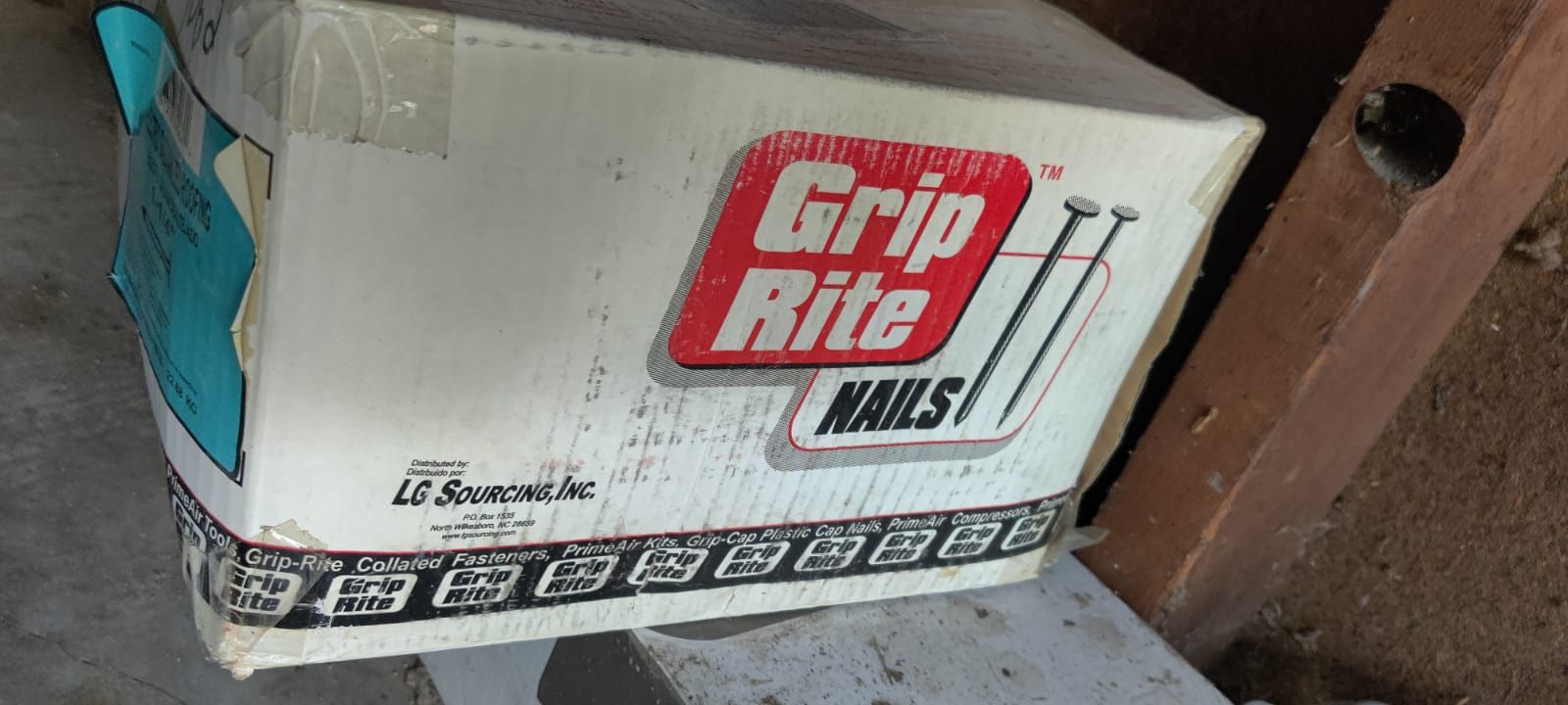 New in box Roofing nails 50lbs 1-1/4