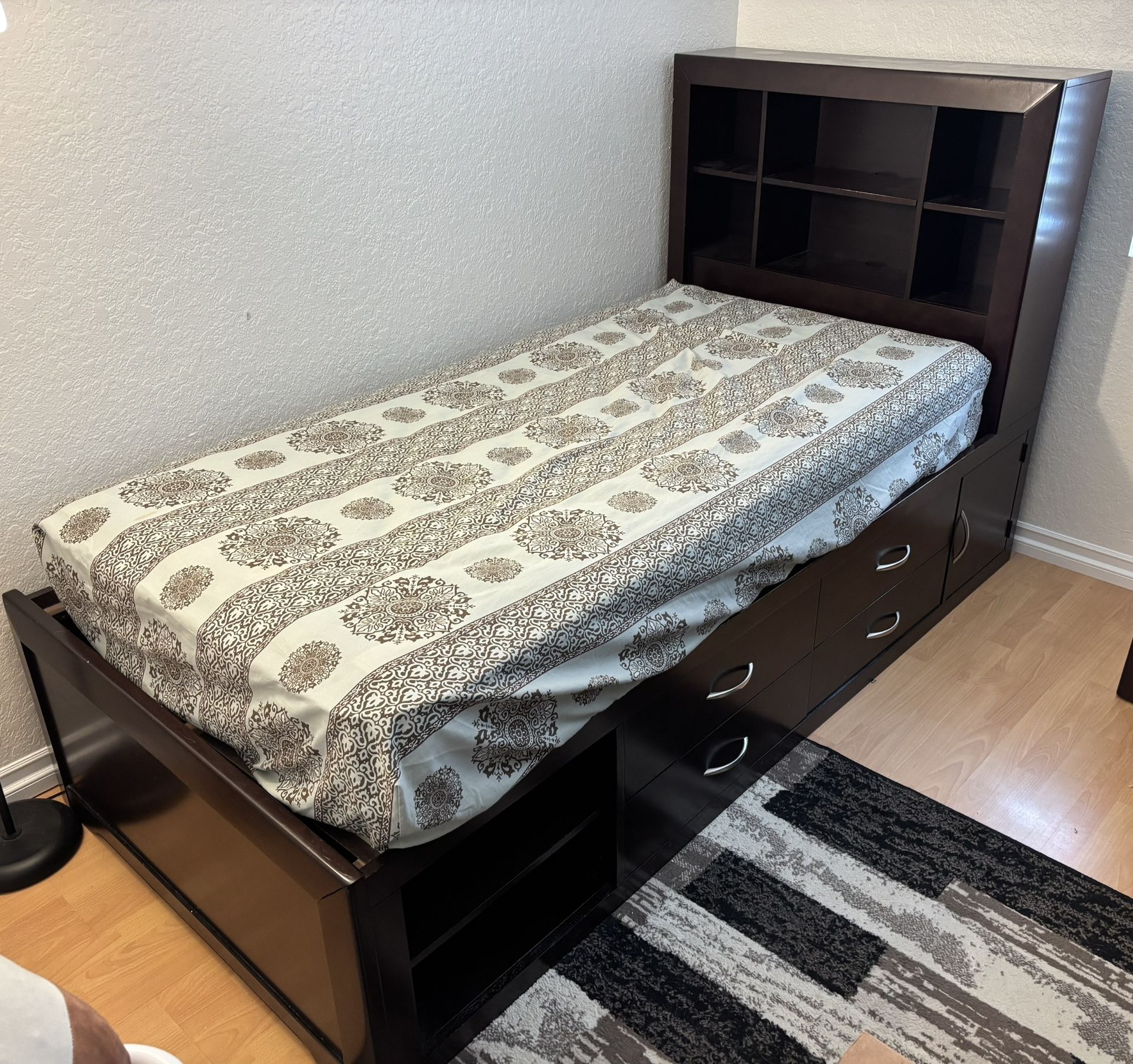 Must Go Today!! Solid Wood Bedroom Set