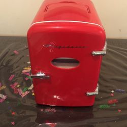 Frigidaire 6-Can Mini Retro Beverage Fridge - Red
