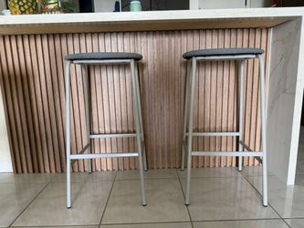 Set of 2 Modern Bar Stools – Excellent Condition