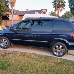 2004 Chrysler Mini Van 114 K Miles. 1695$