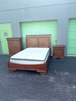 Wooden Queen bedroom set with mattress with mattress $300 without mattress 250