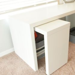 DESK W. PULL-OUT PANEL