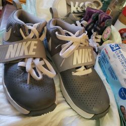 2.5y Grey And White Nikes