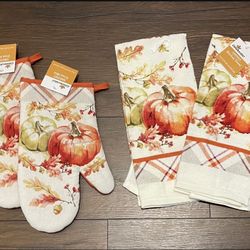 Kitchen Towels And Oven Mittens Set