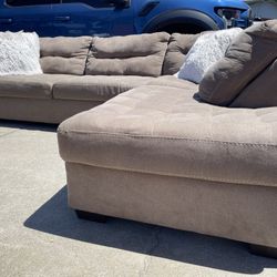 Gray Tufted Sectional Excellent Condition 