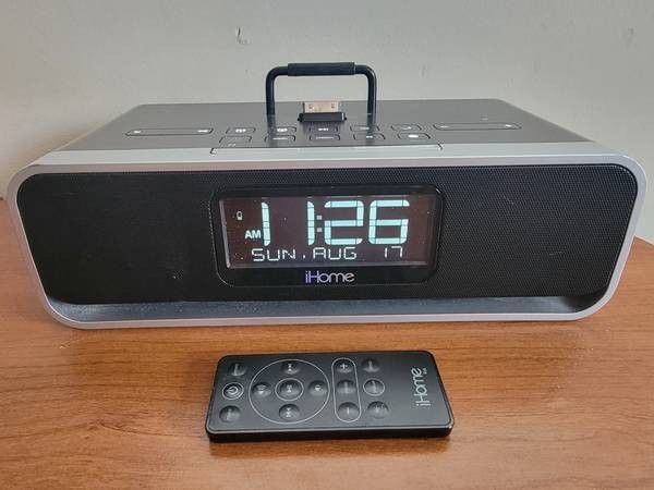 IHome AM/FM Stereo Clock Radio with Ipod Docking with Remote 