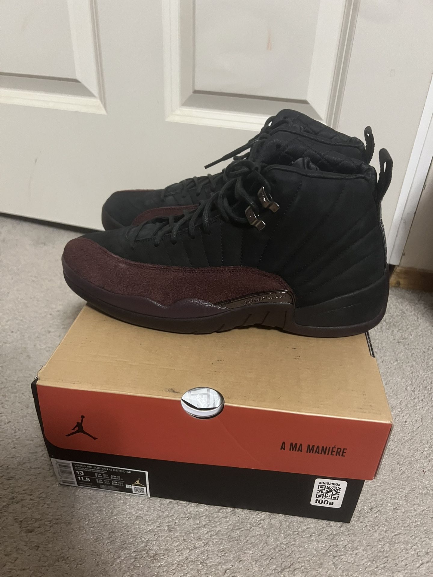 WORN ONCE JORDAN 12 A MA SIZE 11.5 MEN 
