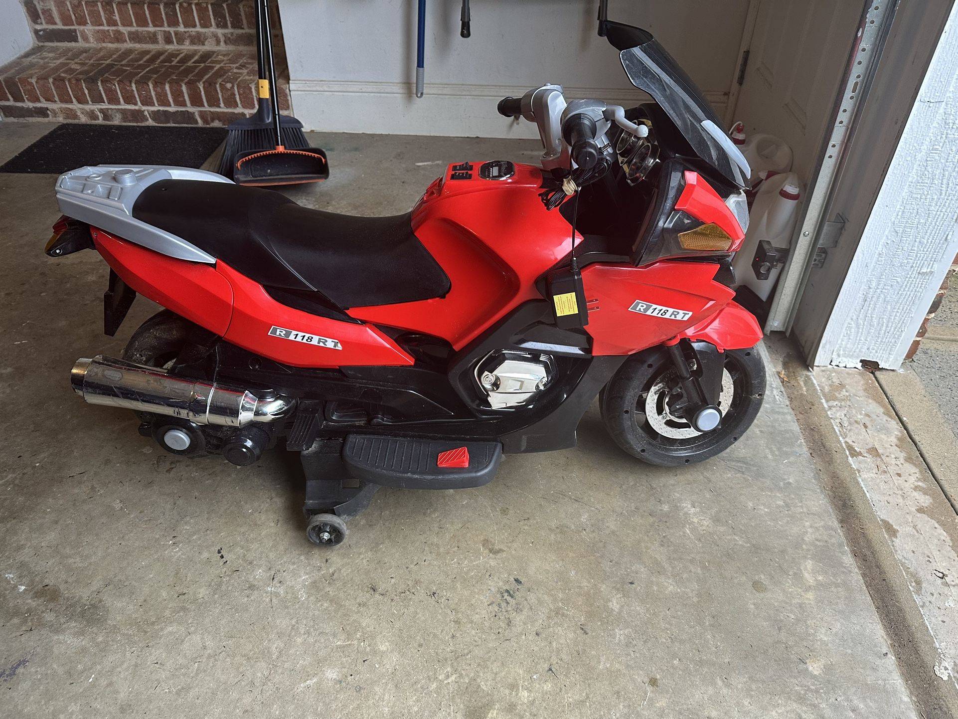 Blazin' Wheels 12V Battery Operated Ride-on Motorcycle - Unisex Item