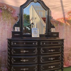 Traditional Victoria Classic Style Black Dresser Set Including Two Large Dressers And Two Nighstands And Large Mirror Set Has Been Refurbished !🌺
