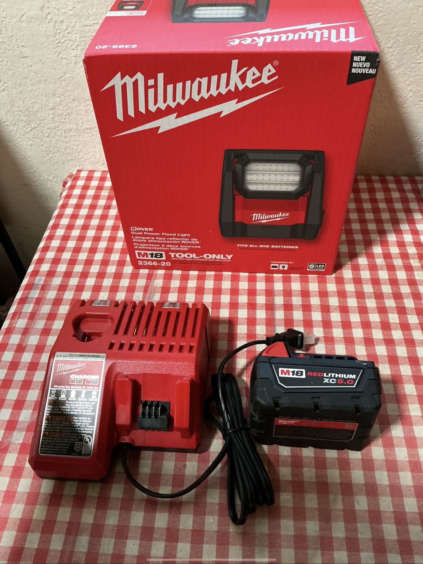 Milwaukee. M18 GEN-2 Lithium-Ion Cordless ROVER LED AC/DC Flood Light Kit.