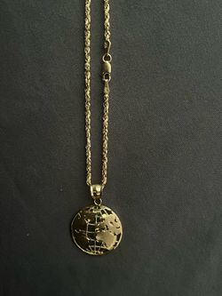 Gold rope chain with pendent