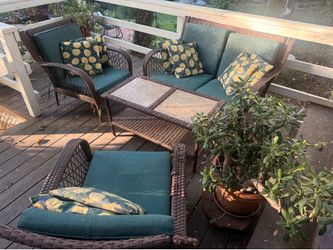 Settee & 2 chairs with cushions