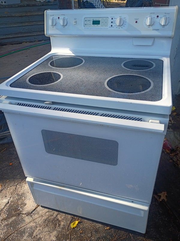LIKE NEW WHITE ELECTRIC SMOOTH TOP STOVE