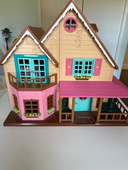 Calico critter house with calico critters and accessories