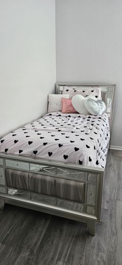 2 twin beds with chest of drawers