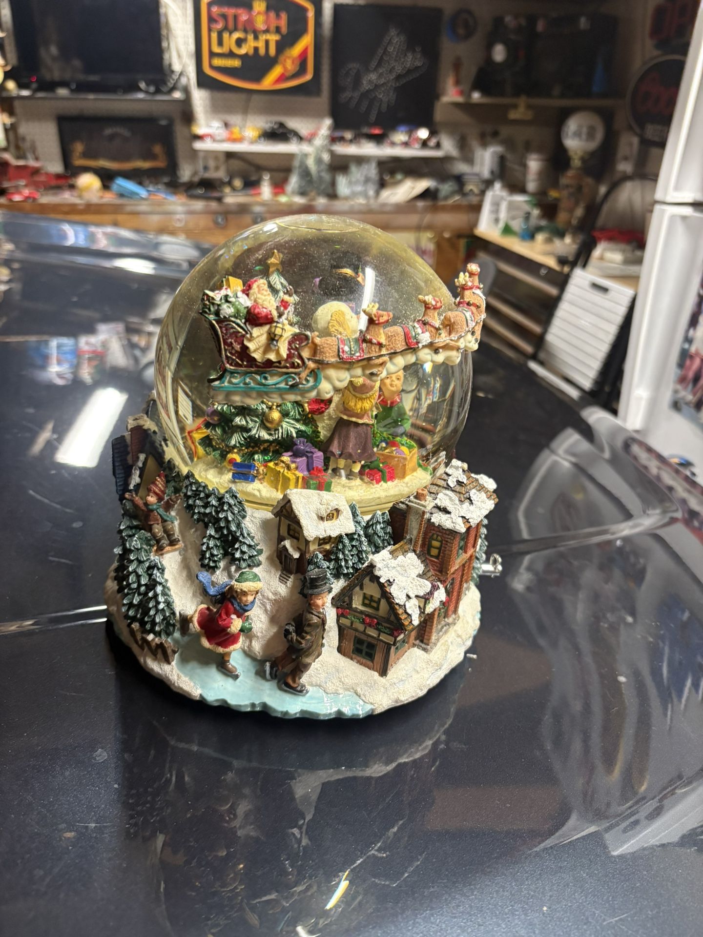 Musical Globe Spins Around And Plays Here Comes Santa