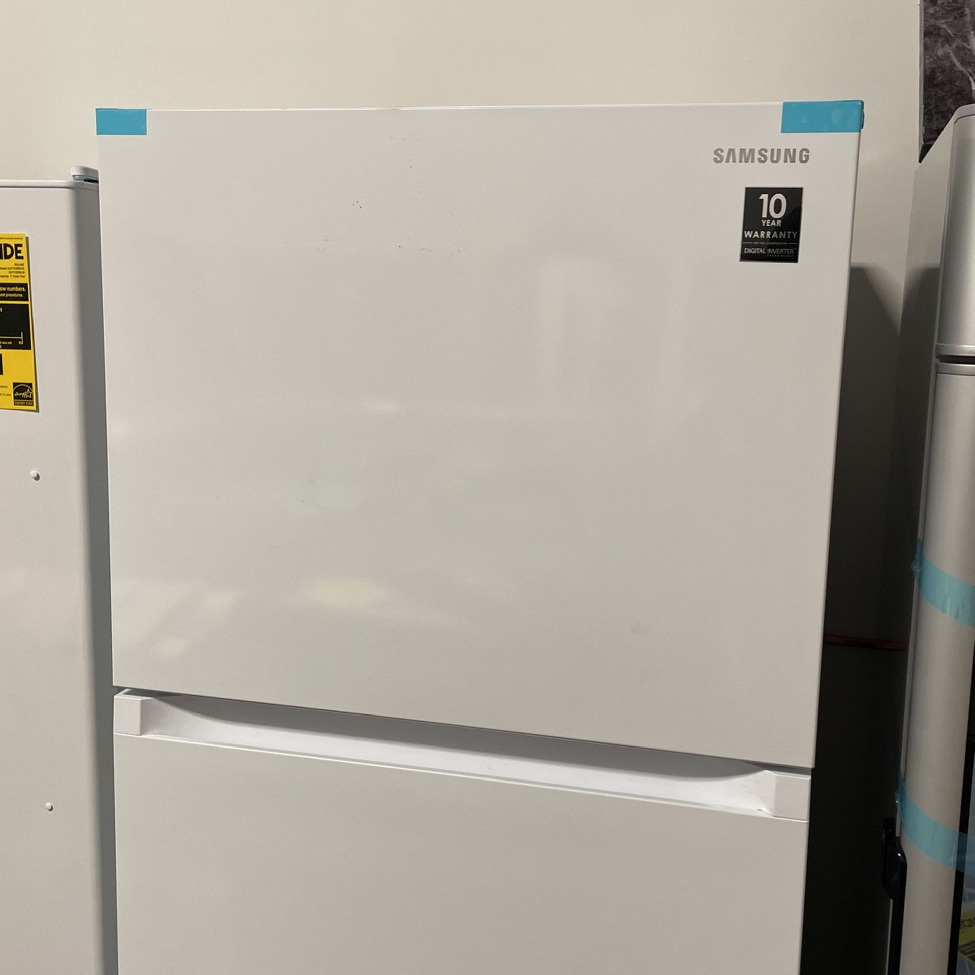 New Samsung Top Freezer Refrigerator With Ice Maker White Model:RT18M6215WW