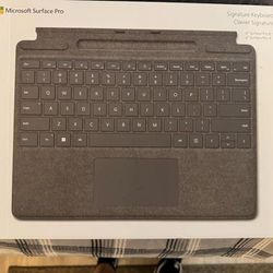 NEVER USED Microsoft Surface  Pro Signature keyboard Clavier