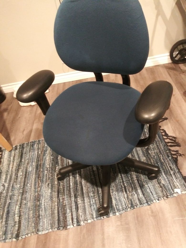 Very strong desk chair can adjust size works good takes a lot of weight very strong